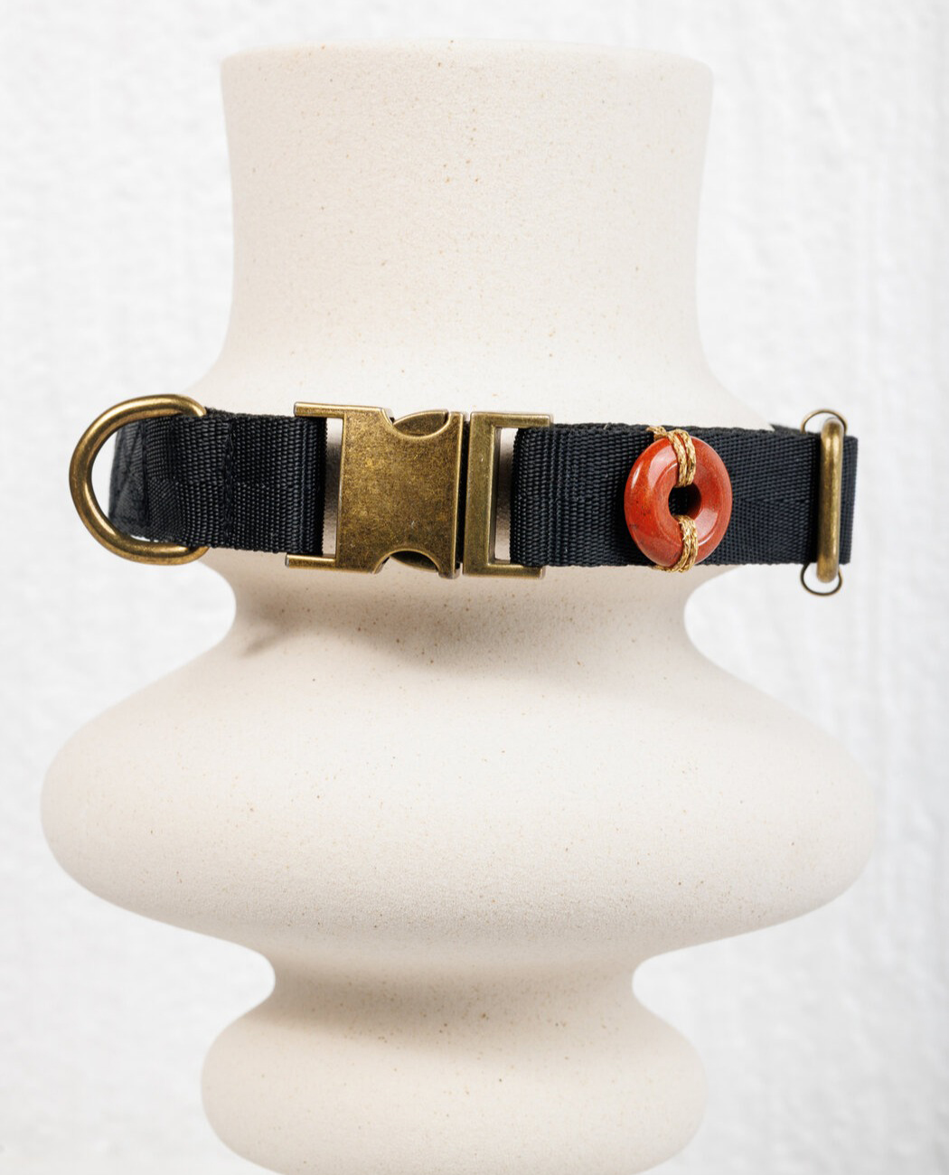 κολάρο σκύλου με κόκκινο ίασπις λίθο που μειώνει το άγχος