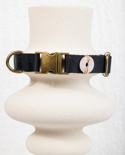 κολάρο σκύλου με ροζ χαλαζία για την καταπολέμηση της κατάθλιψης