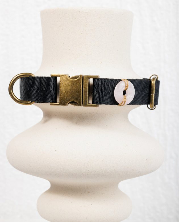 κολάρο σκύλου με ροζ χαλαζία για την καταπολέμηση της κατάθλιψης