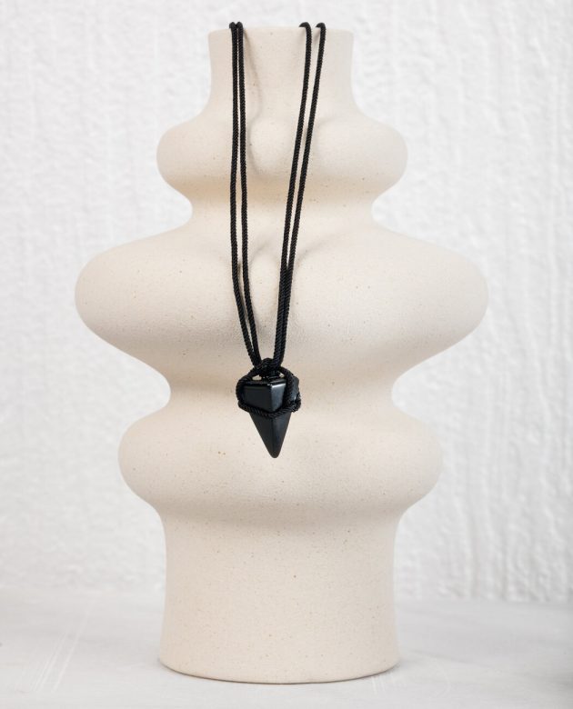 μενταγιόν κηδεμόνα με μαύρο οψιδιανός που τονώνει την αυτοπεποίθηση